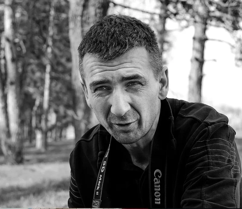 When the World Walks Into Your Shot: How Professional Photographers Turn Chaos Into Compelling Storytelling