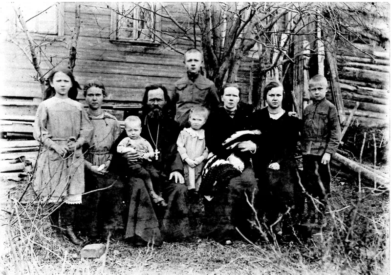 Why Family Photos Always Seem to Go Wrong — And What Changes When a Professional Takes Over